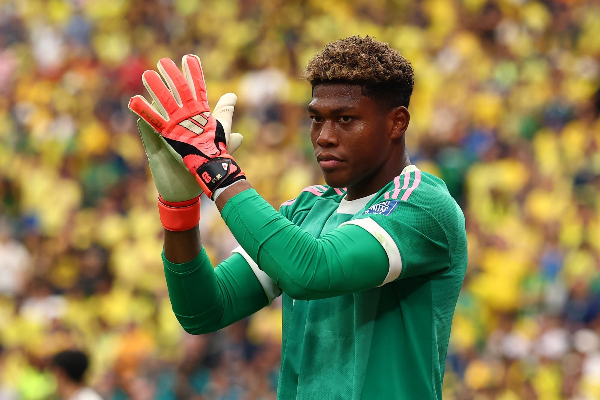 PSG acerta contratação de Suzuki, goleiro do Japão, por R$ 206 milhões