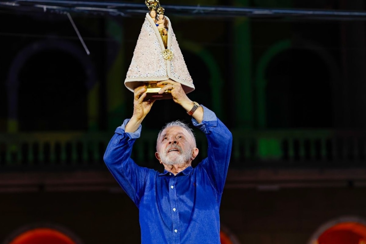 Em meio a polêmica, Lula levanta imagem de Nossa Senhora de Nazaré no Pará
