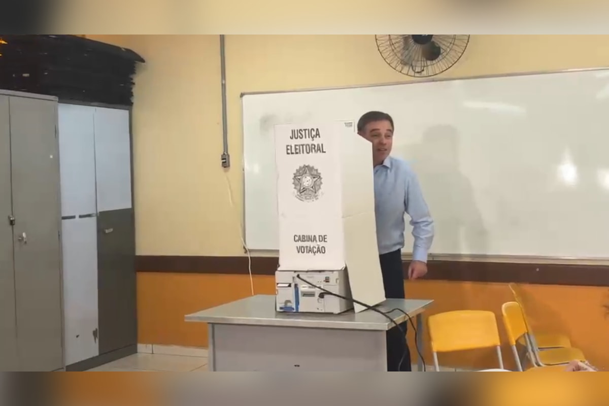 Sob aplausos, ministro André Mendonça, do STF, vota no 2º turno em Brasília