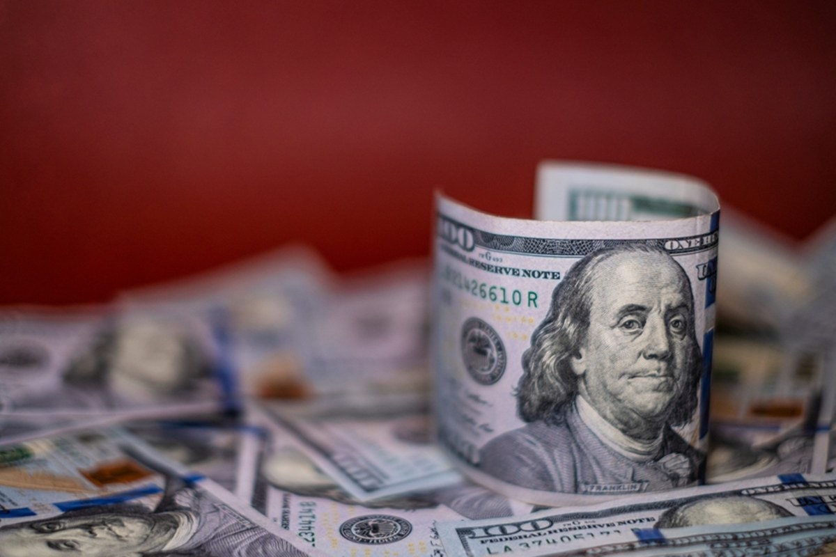 Dólar anda de lado, com baixa de 0,01%, e Bolsa cai com impasse no Irã