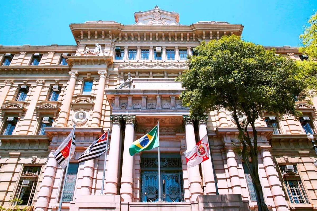 Justiça não levará a júri travestis acusadas de esfaquear ex-prefeito