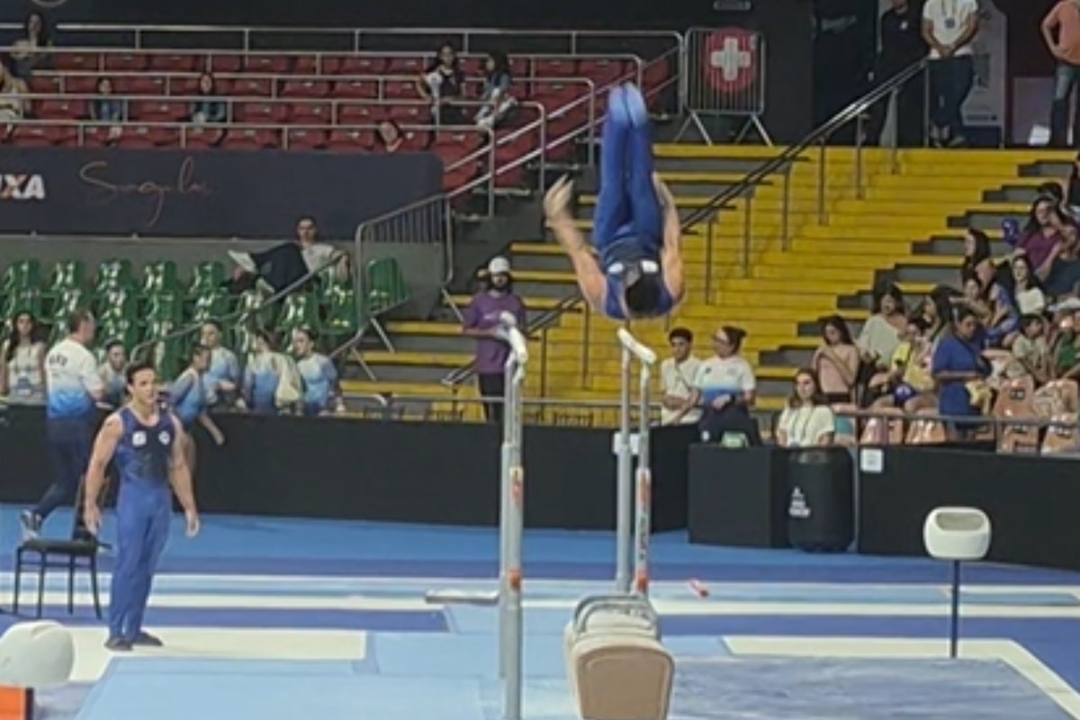 Ginástica: Arthur Nory cai de cara na execução nas barras paralelas