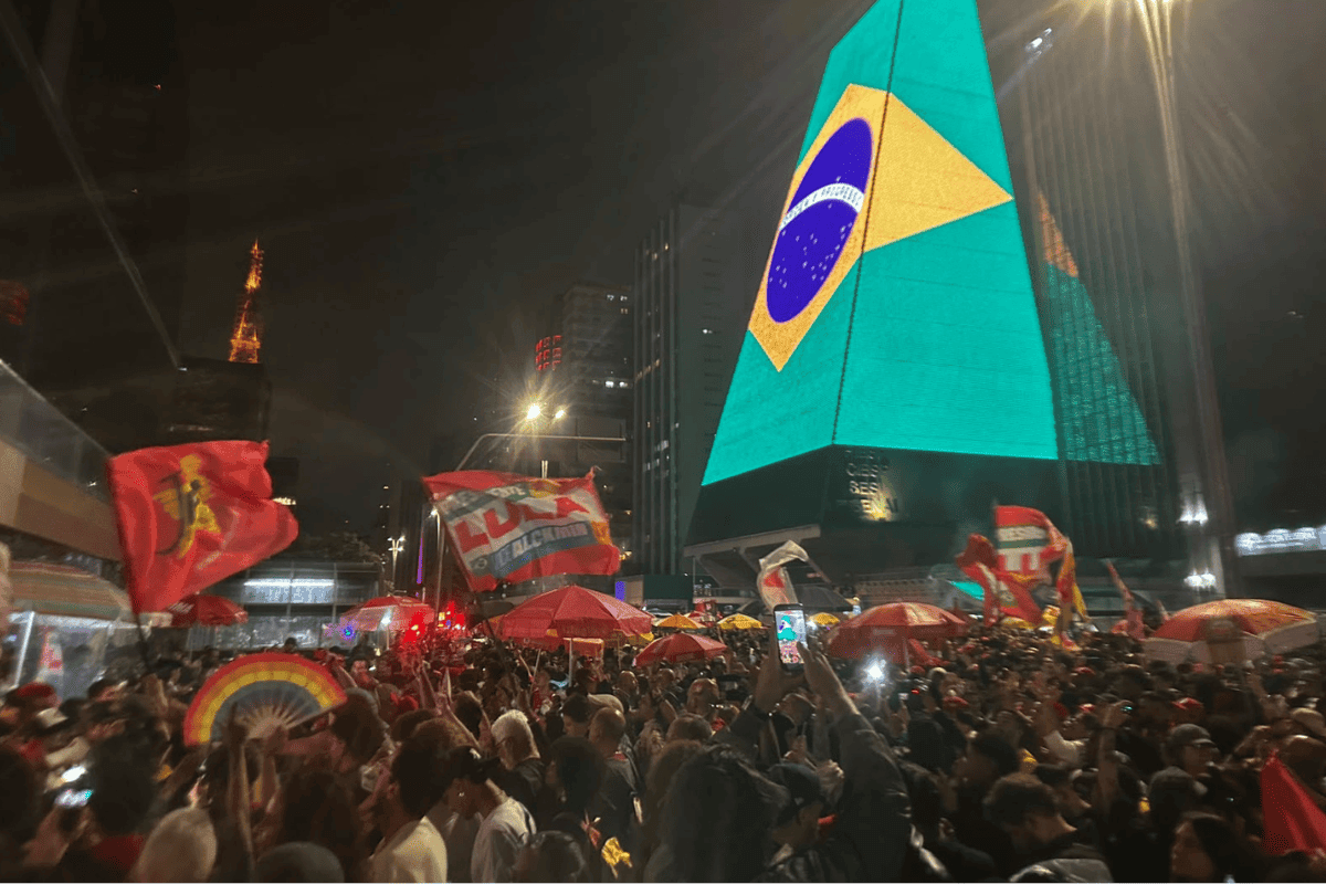 Av. Paulista lota com apoiadores para receber Lula após vitória no 2º turno