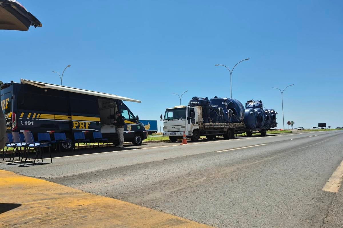 Caminhoneiro bêbado preso com carga excedente não tinha curso de condução