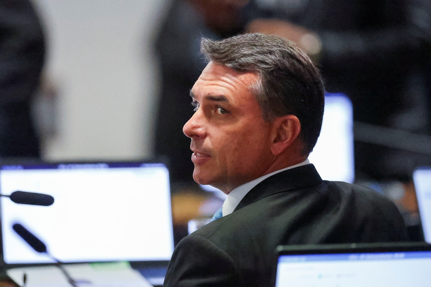 Flávio Bolsonaro: Lula está conseguindo brigar até com Paraguai