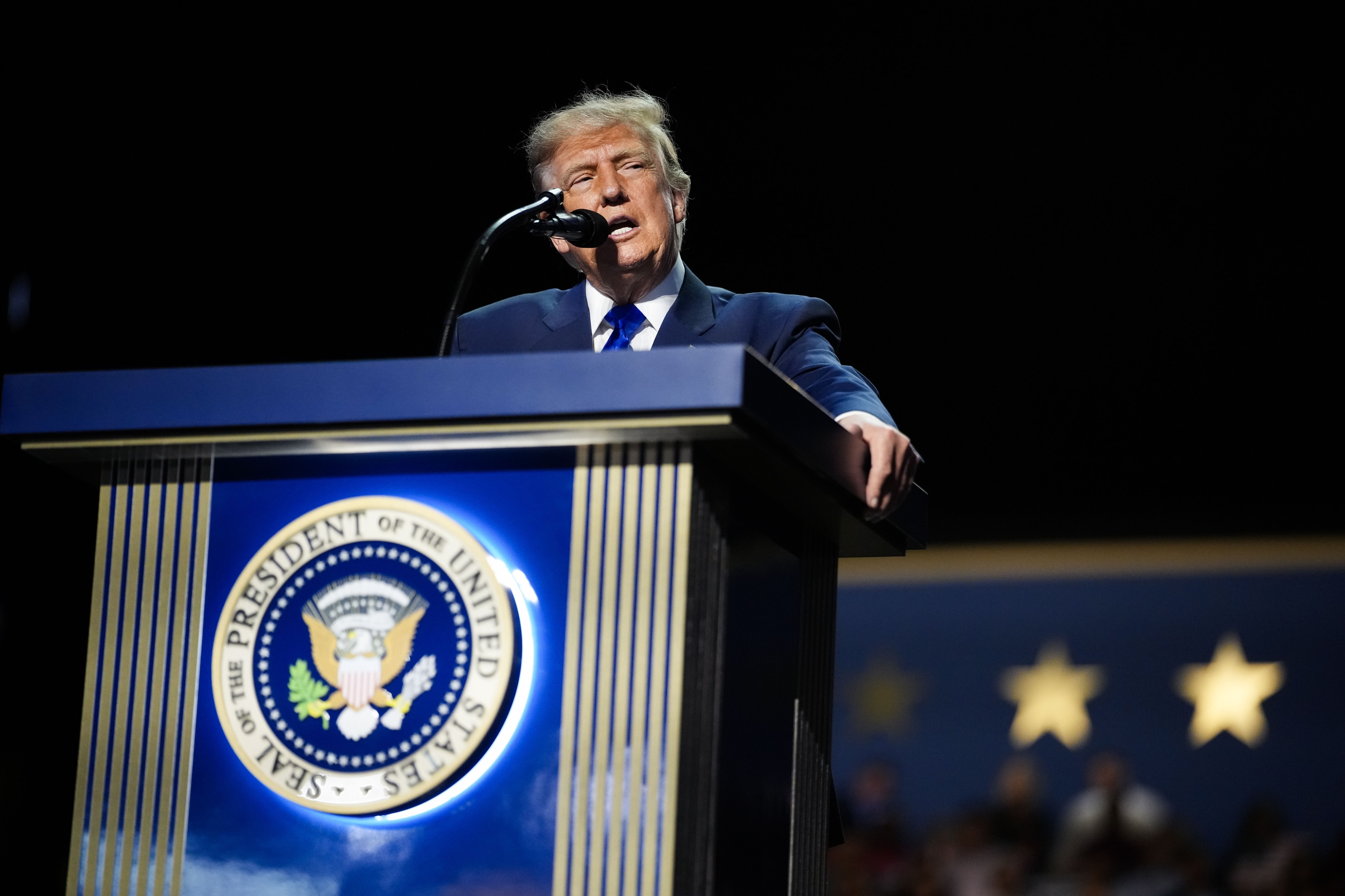 Trump sugere conversar com legisladores sobre US$ 5 mil: “podemos fazer”