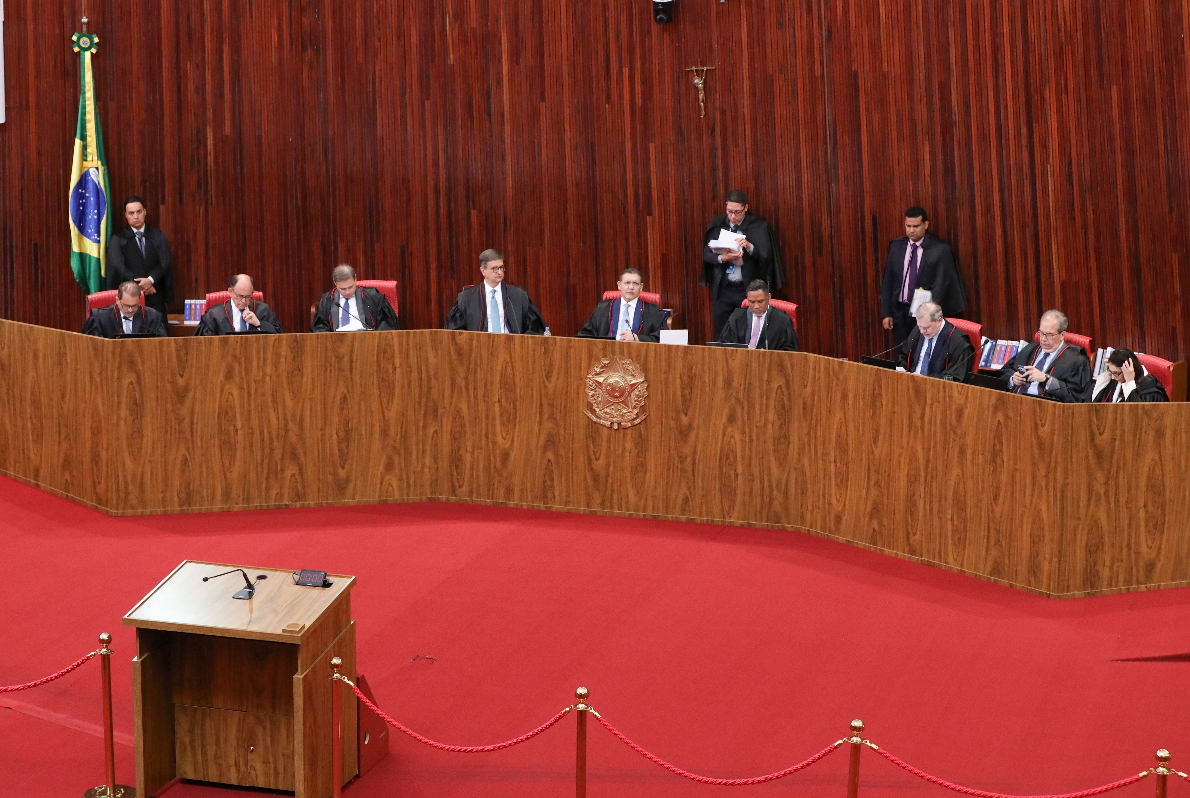 Deputados protocolam pedido de impeachment contra vice-governadora de PE