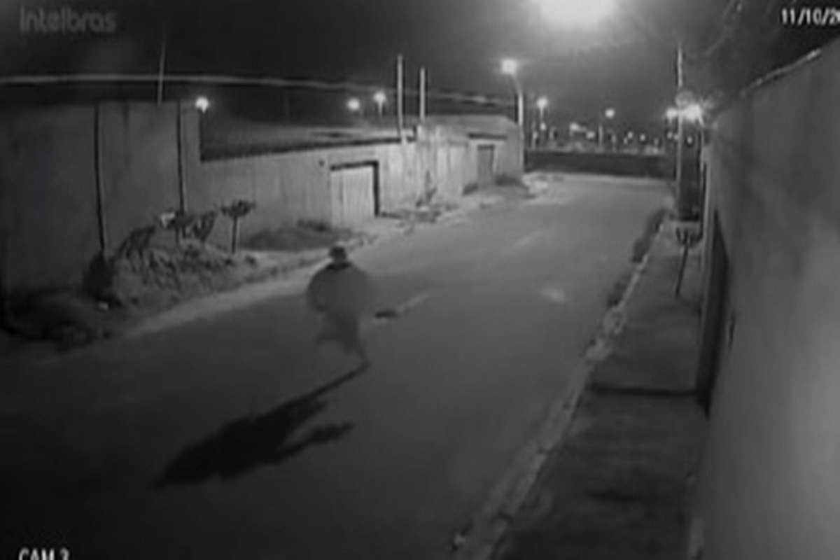 Imagens mostram pistoleiros invadindo casa para assassinar jovem no DF