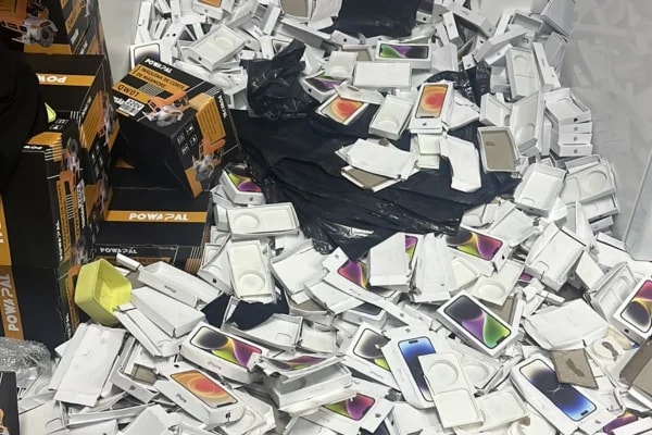 "Avalanche" de iPhone: PF faz ação em prédio com 12 andares de mercadorias