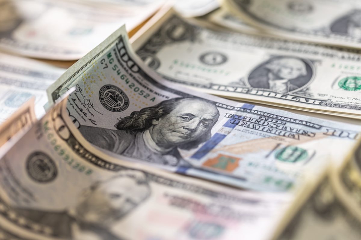 Dólar cai na ressaca do Copom e apesar de alta do preço do petróleo