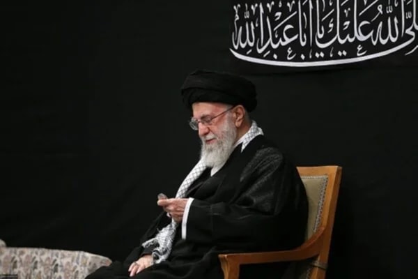Irã pede que EUA e Israel evitem ataques durante funeral de Khamenei