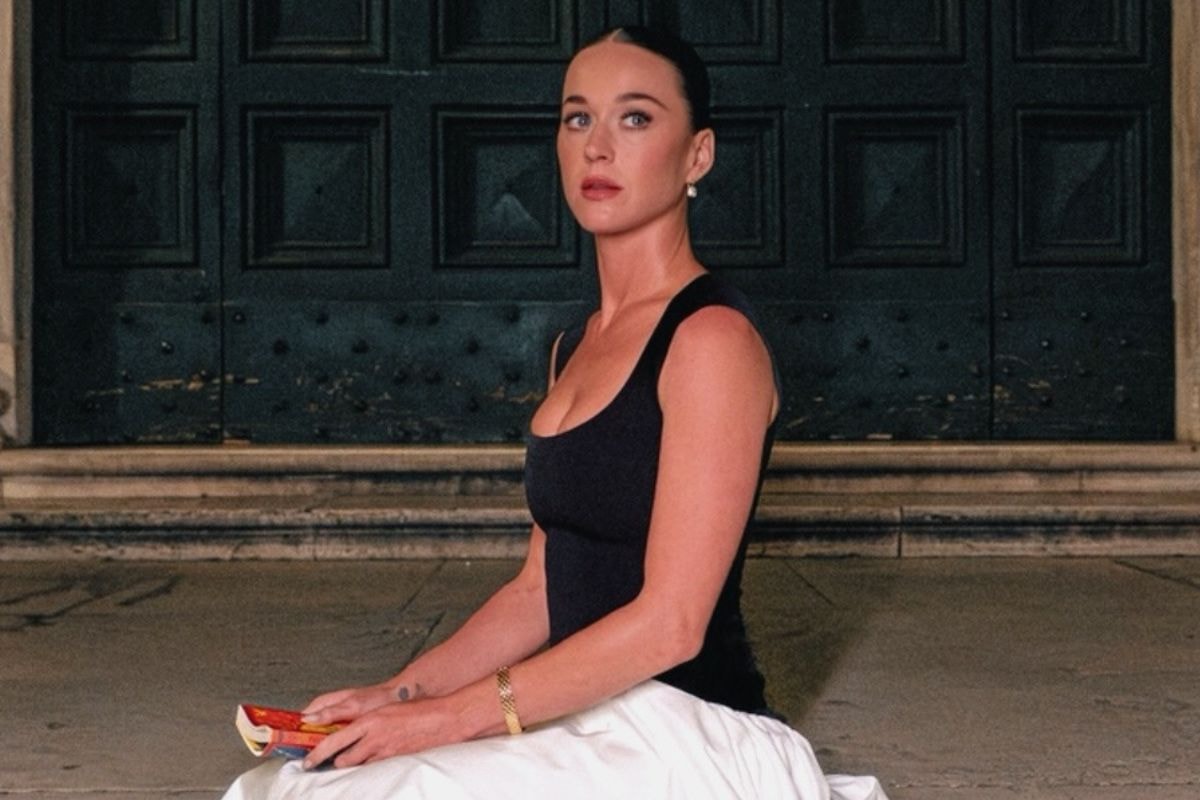 O livro brasileiro que Katy Perry está lendo em Roma
