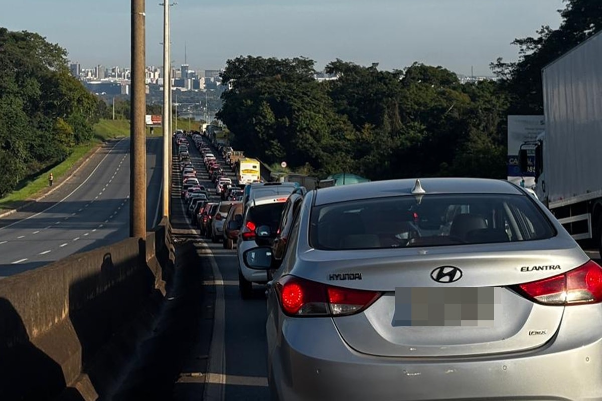 Véspera de feriado tem trânsito intenso nas principais rodovias de SP
