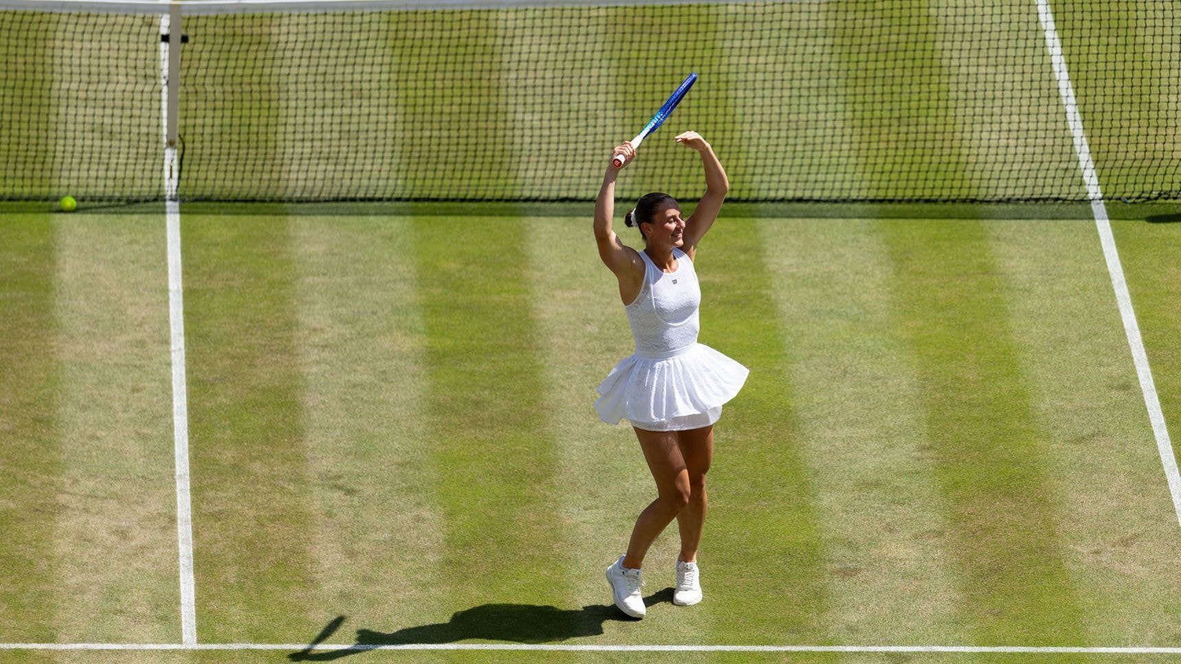 Noskova vence Mertens e vai à semifinal inédita de Wimbledon