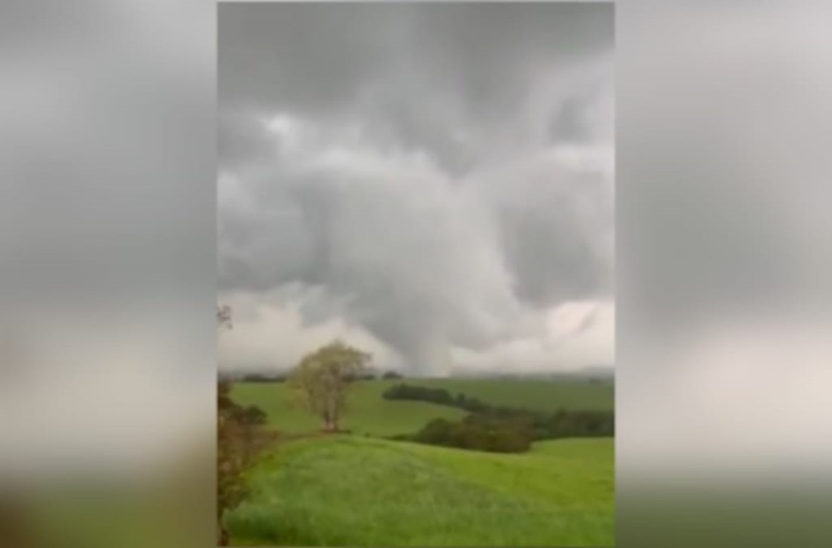 Em meio a ciclone-bomba, tornado provoca "cenário de guerra" no RS