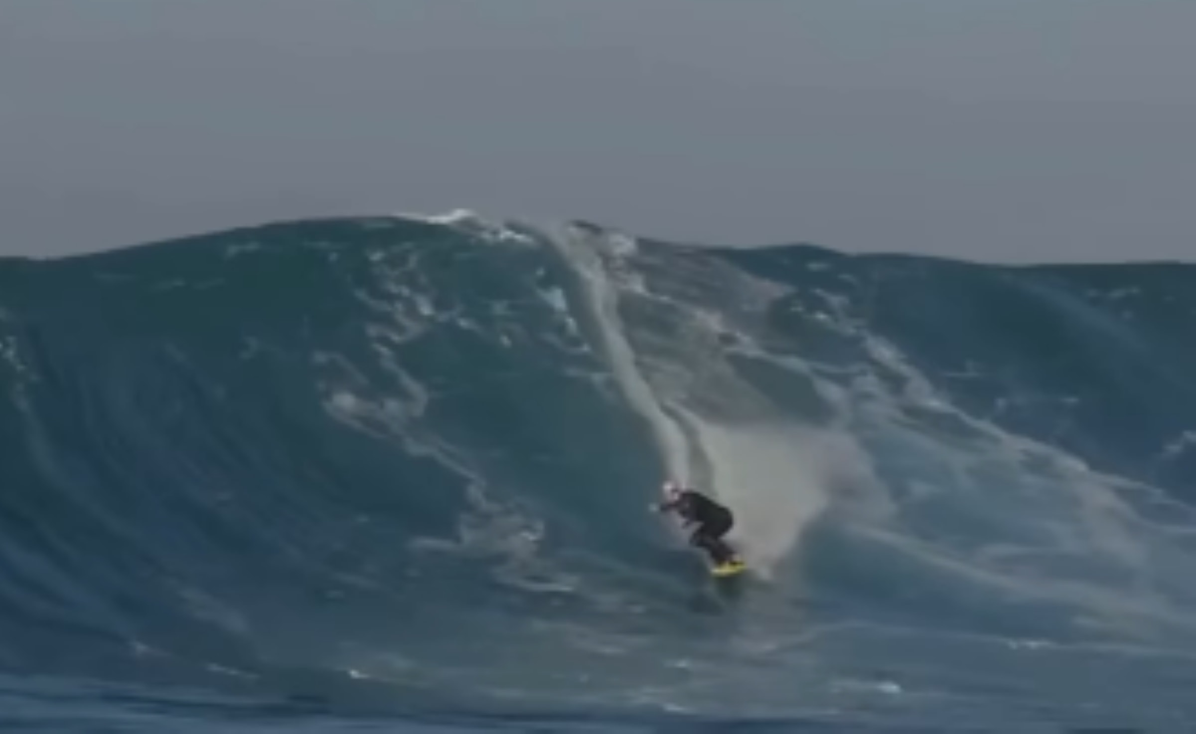 Brasileira quebra recorde de maior onda surfada por uma mulher no país