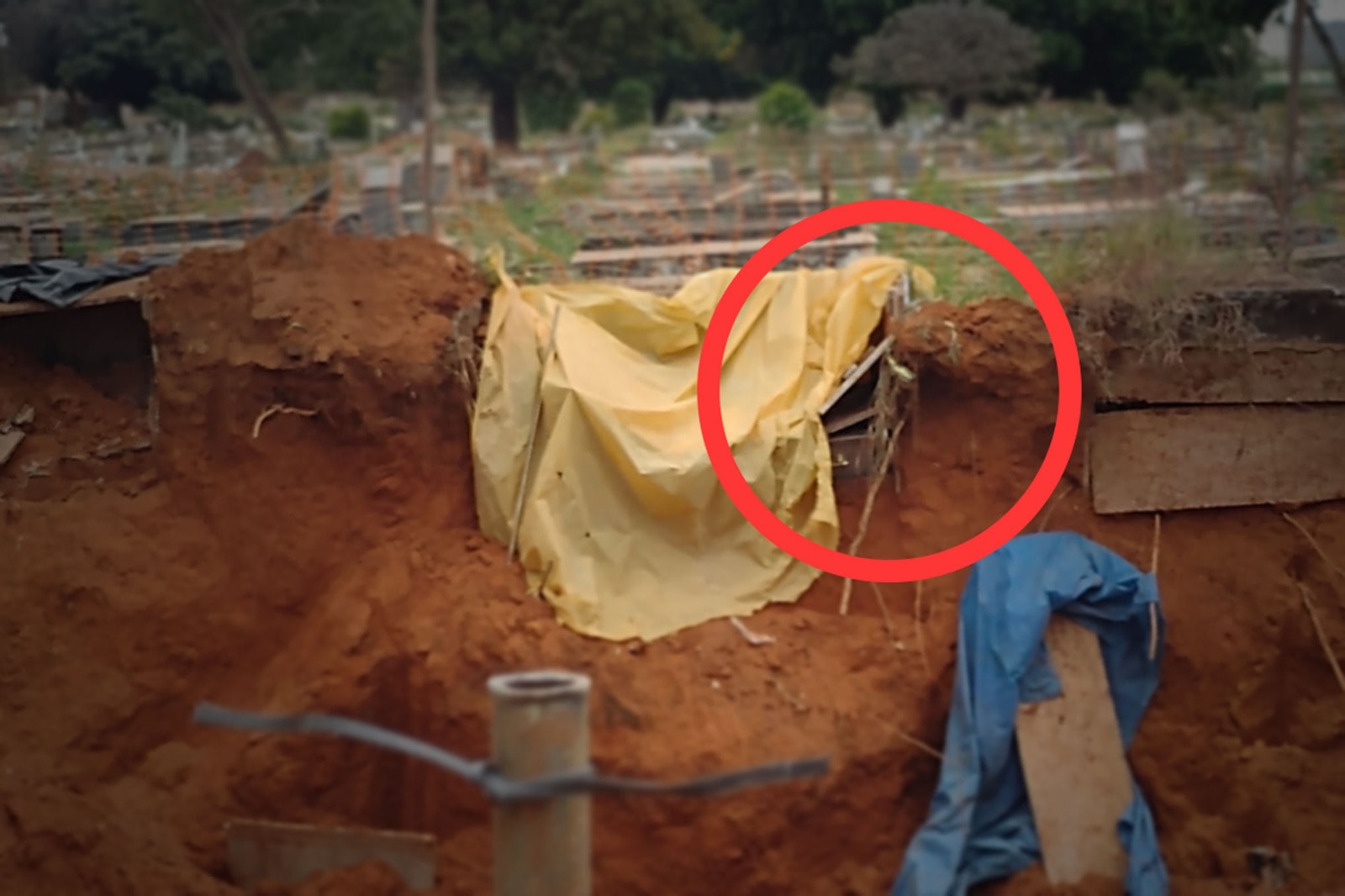 Cemitério no DF quebra caixões e deixa cadáveres expostos durante obra