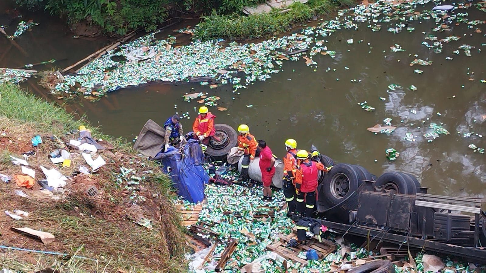 Caminhão tomba em viaduto e carga atinge trilhos da Trensurb em Canoas (RS)