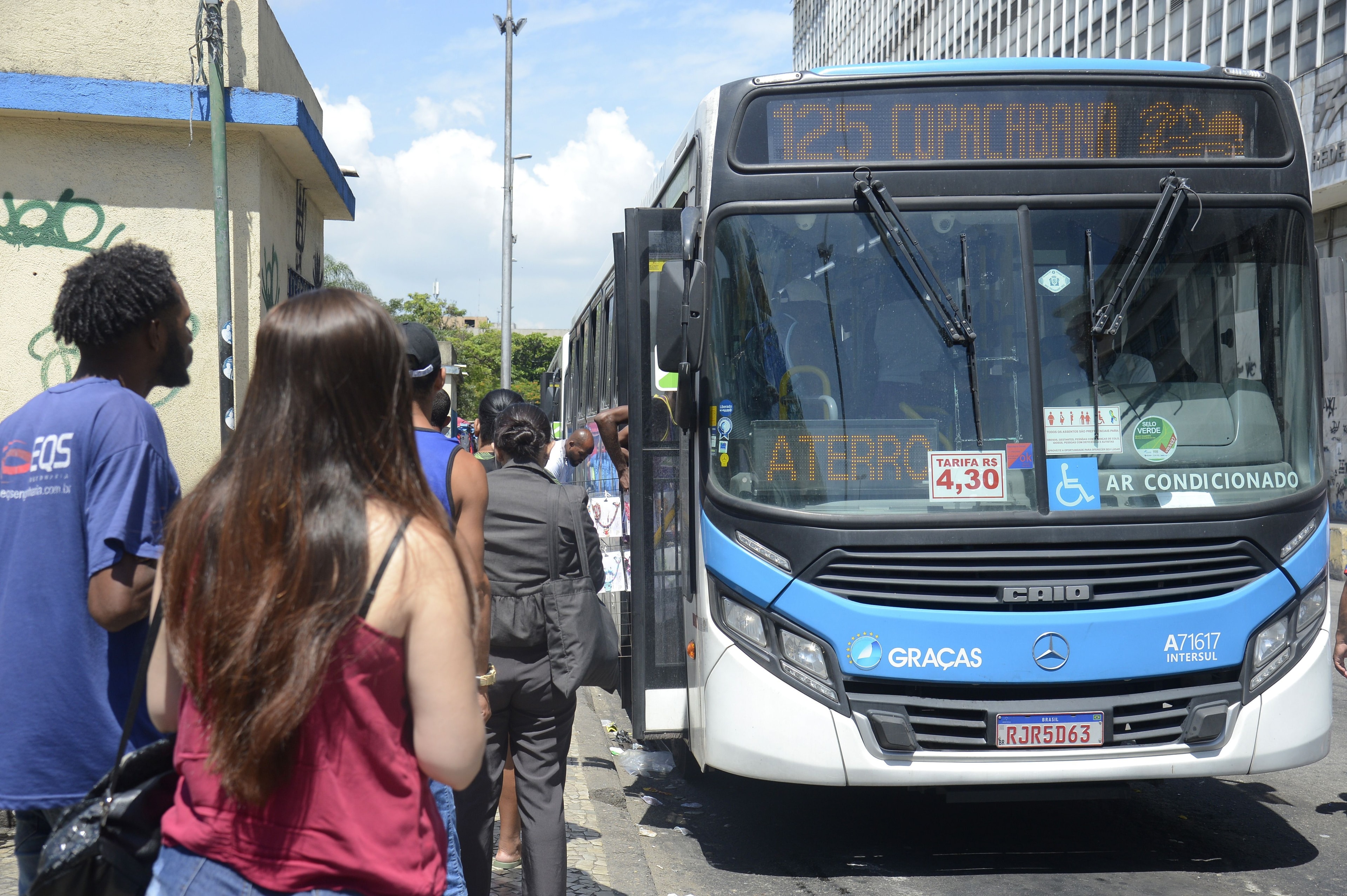 MPRJ investiga fim do pagamento com dinheiro nos ônibus municipais do Rio