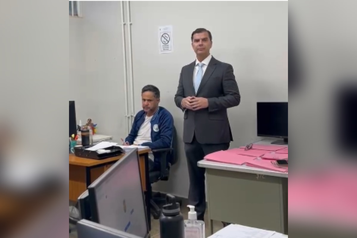 Delegado reage após diretor do Sinpol-DF chamar policial de dinossauro