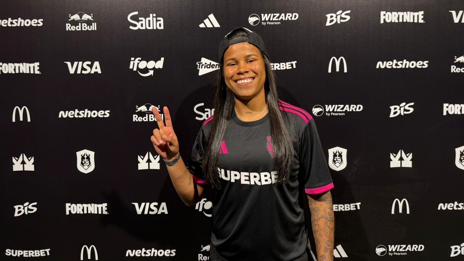 Lívia Andrade celebra 43 anos com goleada do Brasil em estádio: “Presente”