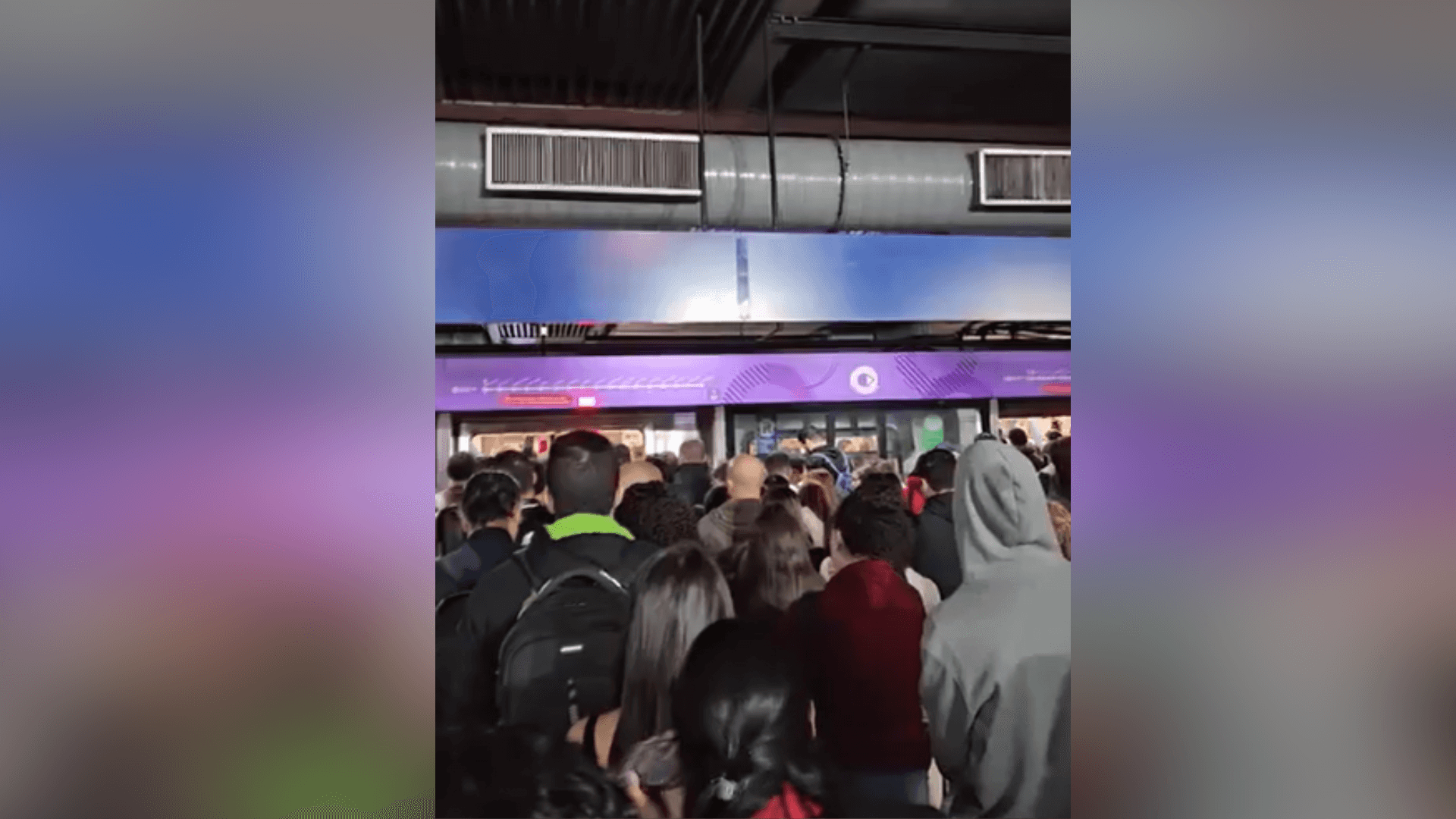 Vídeo: mulher cai em vão entre trem e plataforma da Linha 9-Esmeralda em SP