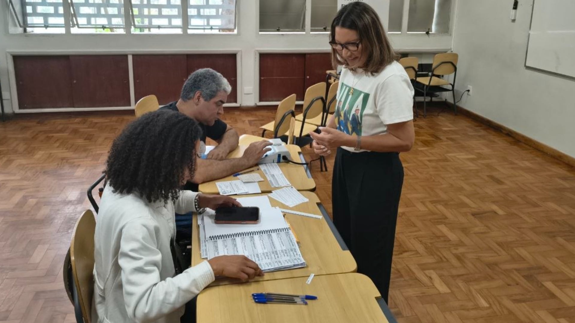 Janja vota em São Paulo e faz o “L” de Lula