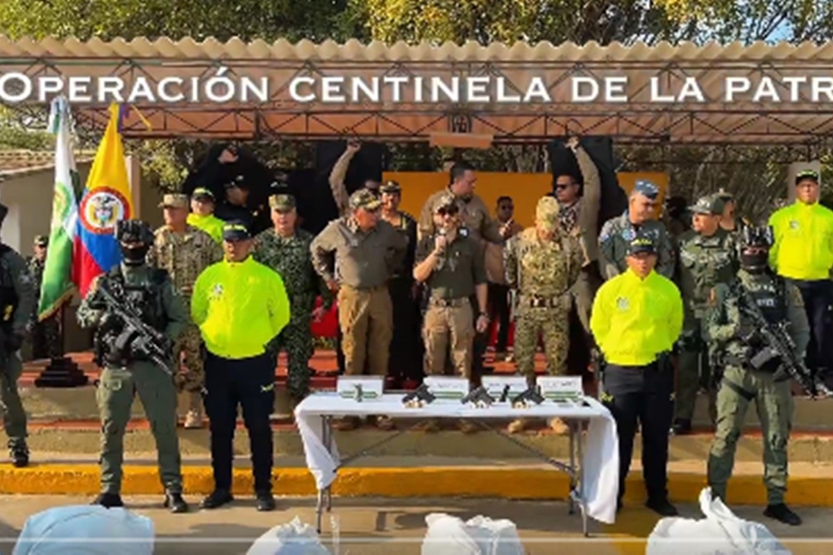 Presidente da Colômbia celebra operação ao lado de corpos de criminosos