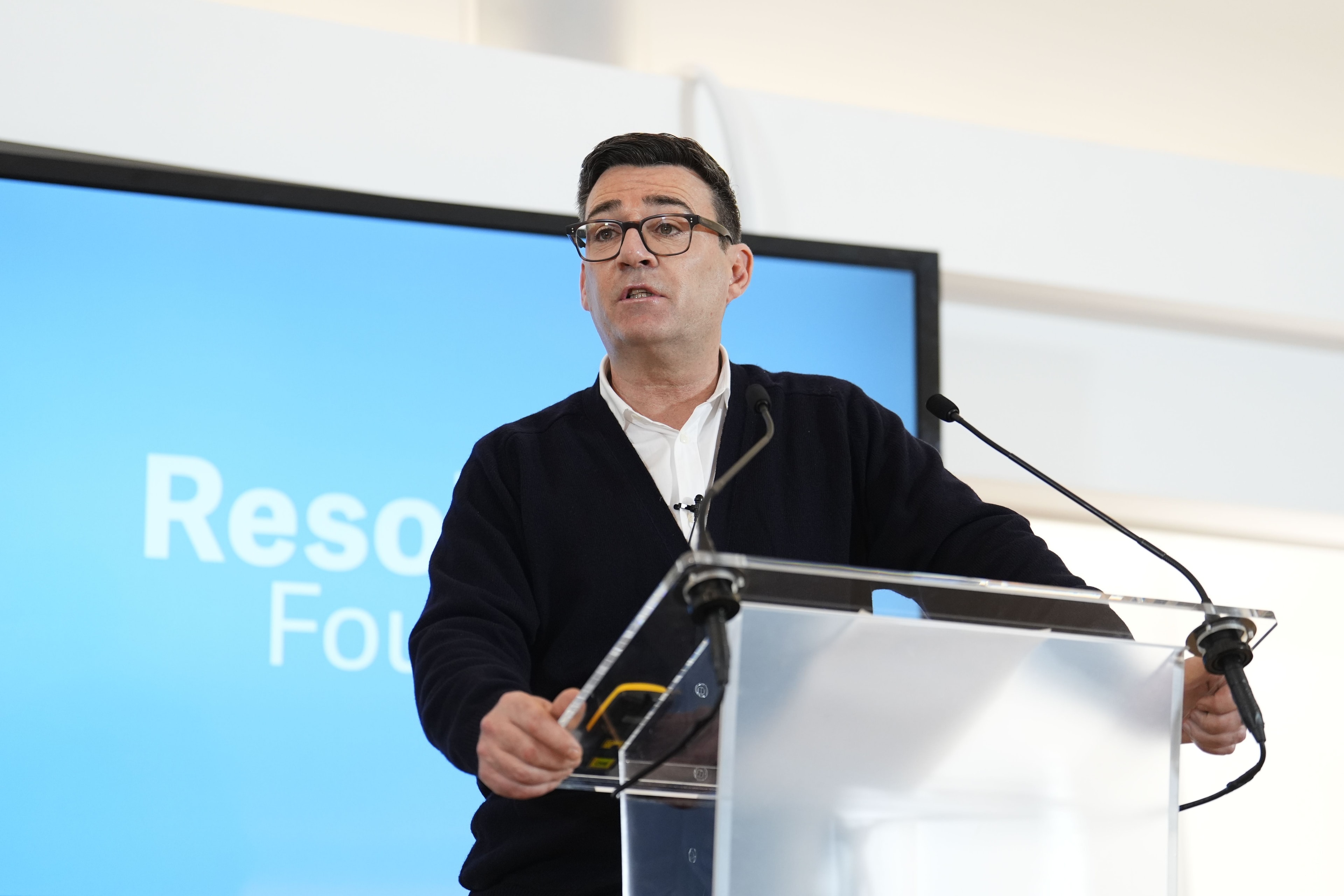 Bolsas da Europa operam mistas com acordo EUA-Irã e renúncia de Starmer