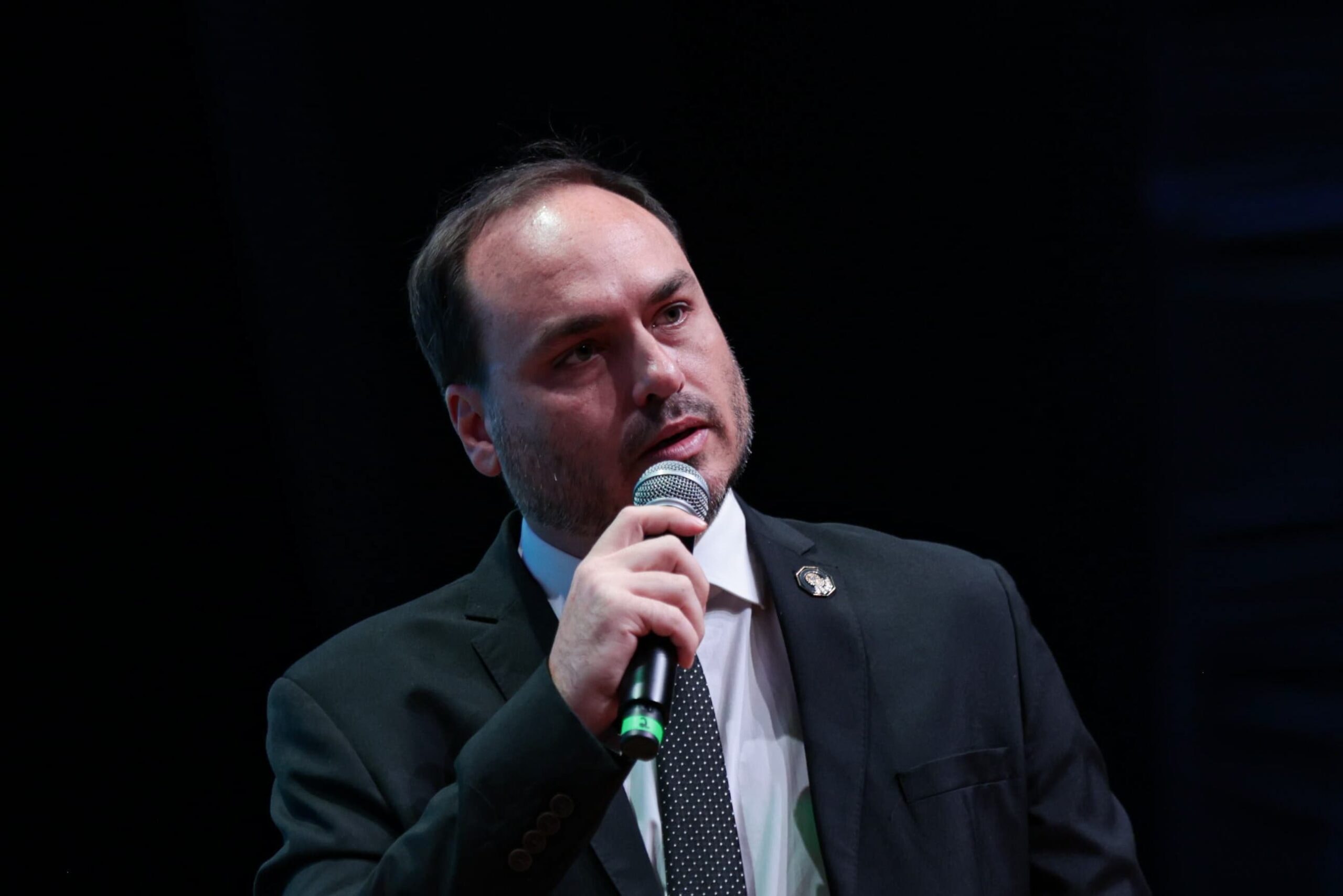 Carlos Bolsonaro fala em "oportunistas" após briga com Nikolas Ferreira