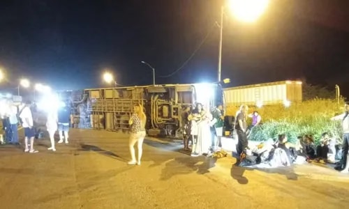 Ônibus tomba na BR-116 e deixa passageiros feridos na Bahia