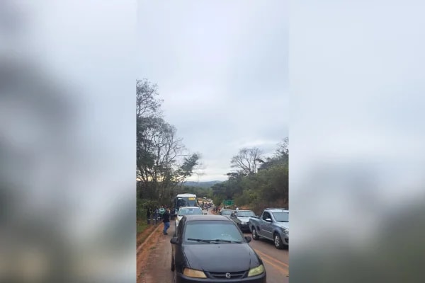 Moradores protestam contra mineradora por acionamento de sirenes em MG