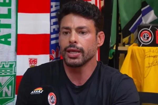 Cauã Reymond revela que não se achava bonito e diz que foi traído