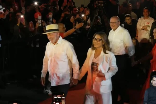 "Quem bate em mulher não vota em mim", diz Lula em convenção