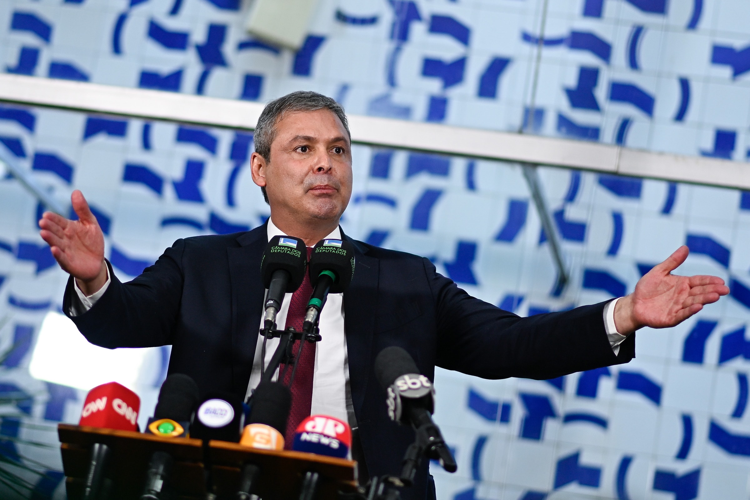 Após carta, Lindbergh pede revogação da prisão domiciliar de Bolsonaro