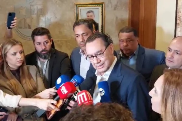 Em ato de 7 de Setembro, Augusto Cury manda "abraço especial" a Mendonça
