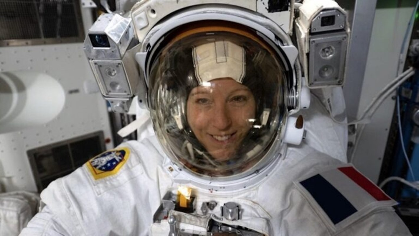 Astronauta Sophie Adenot é a 1ª francesa a fazer caminhada espacial