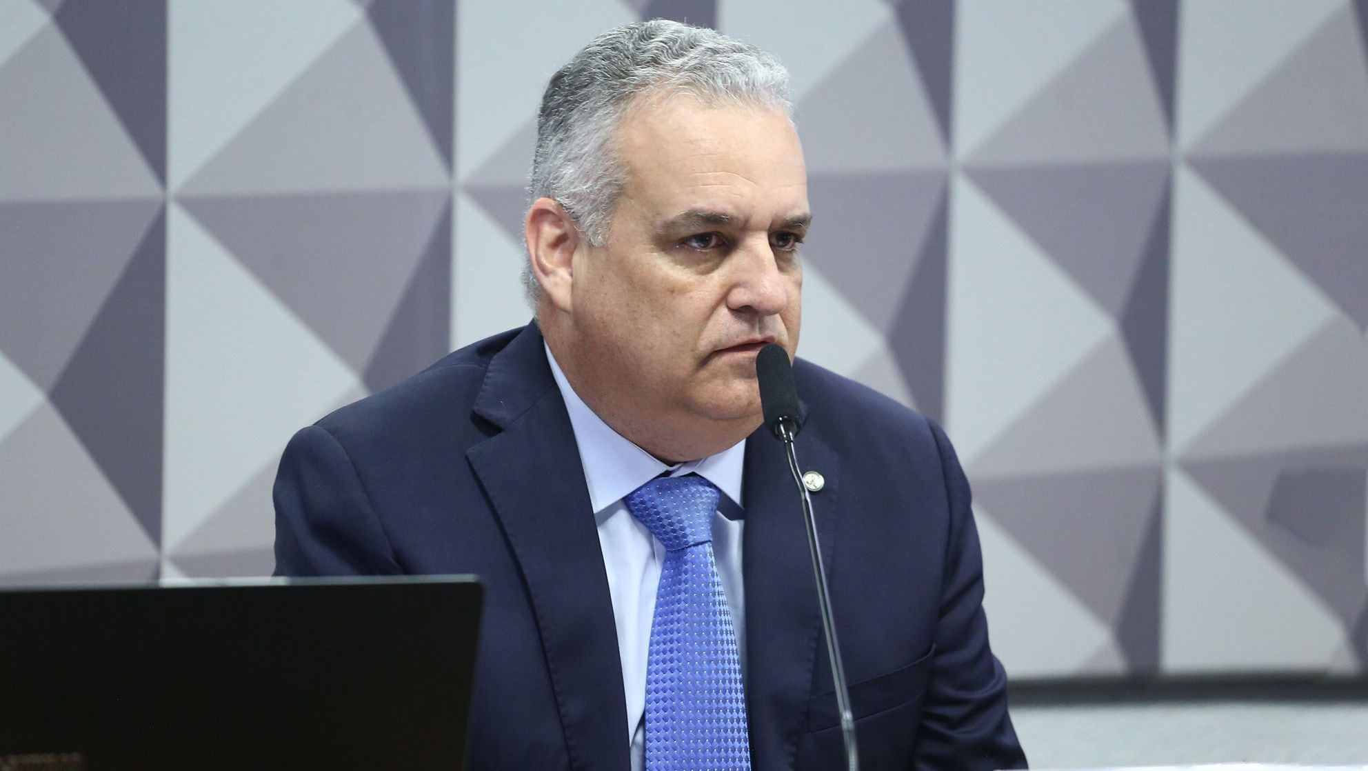 Flávio inclui parentes ao defender fim da reeleição em possível mandato