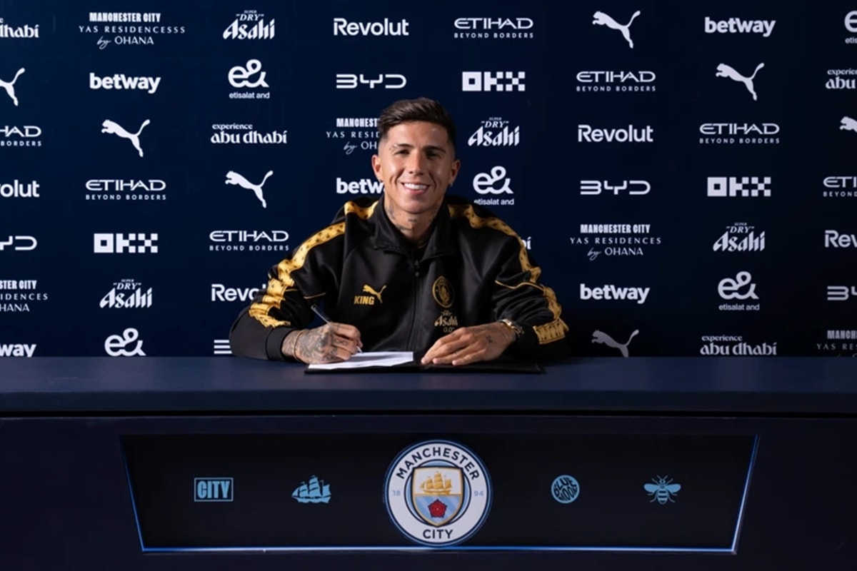 Manchester City anuncia a contratação de Enzo Fernández, vindo do Chelsea
