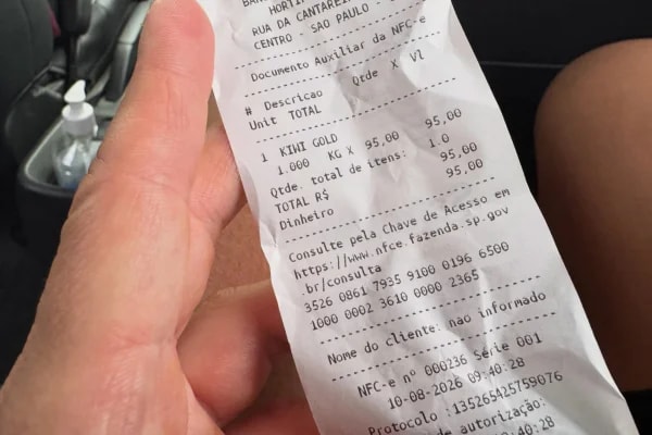 Lutador japonês leva golpe no Mercadão e paga R$ 95 por dois kiwis