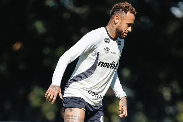 Fora da Sul-Americana, Neymar trabalha para voltar ao Santos no sábado