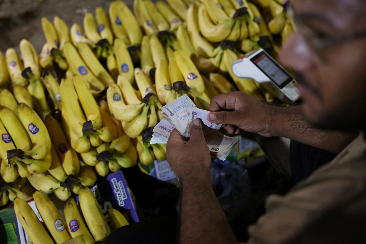 Moeda do Irã afunda após novos ataques e ultrapassa 2,2 milhões de riais por dólar