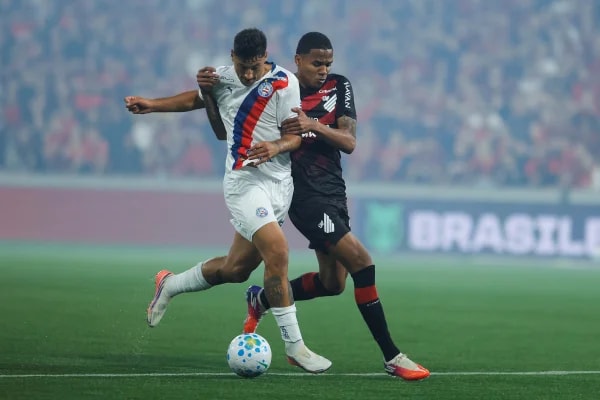 Com pênalti defendido nos acréscimos, Athletico-PR vence o Bahia no Paraná