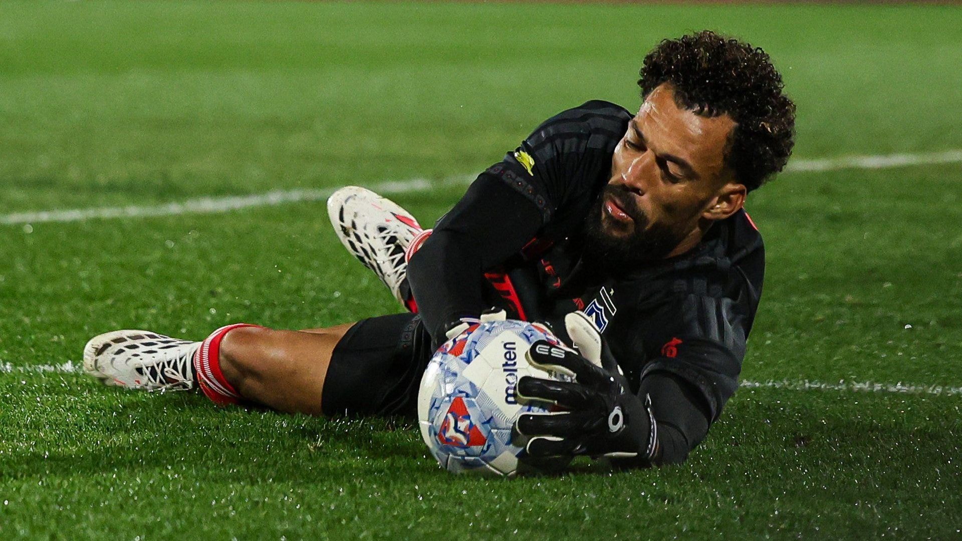 Barcelona anuncia contratação do goleiro Livakovic, carrasco do Brasil