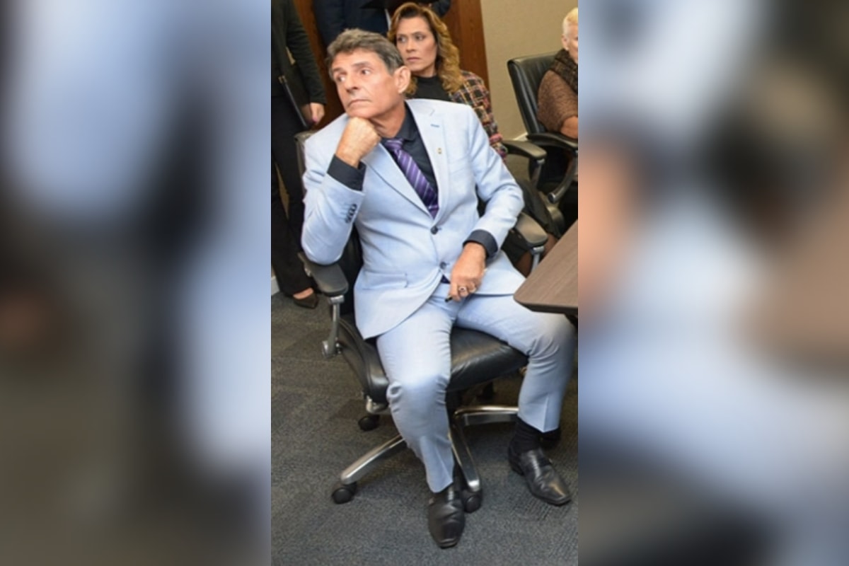 Medida protetiva pesa contra juiz afastado por beber em julgamento
