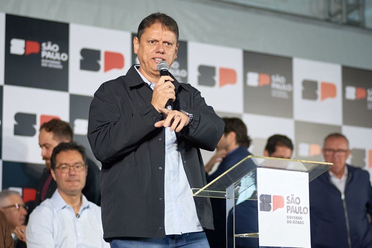 Tarcísio chega à convenção em meio a cálculo sobre palanques nacionais