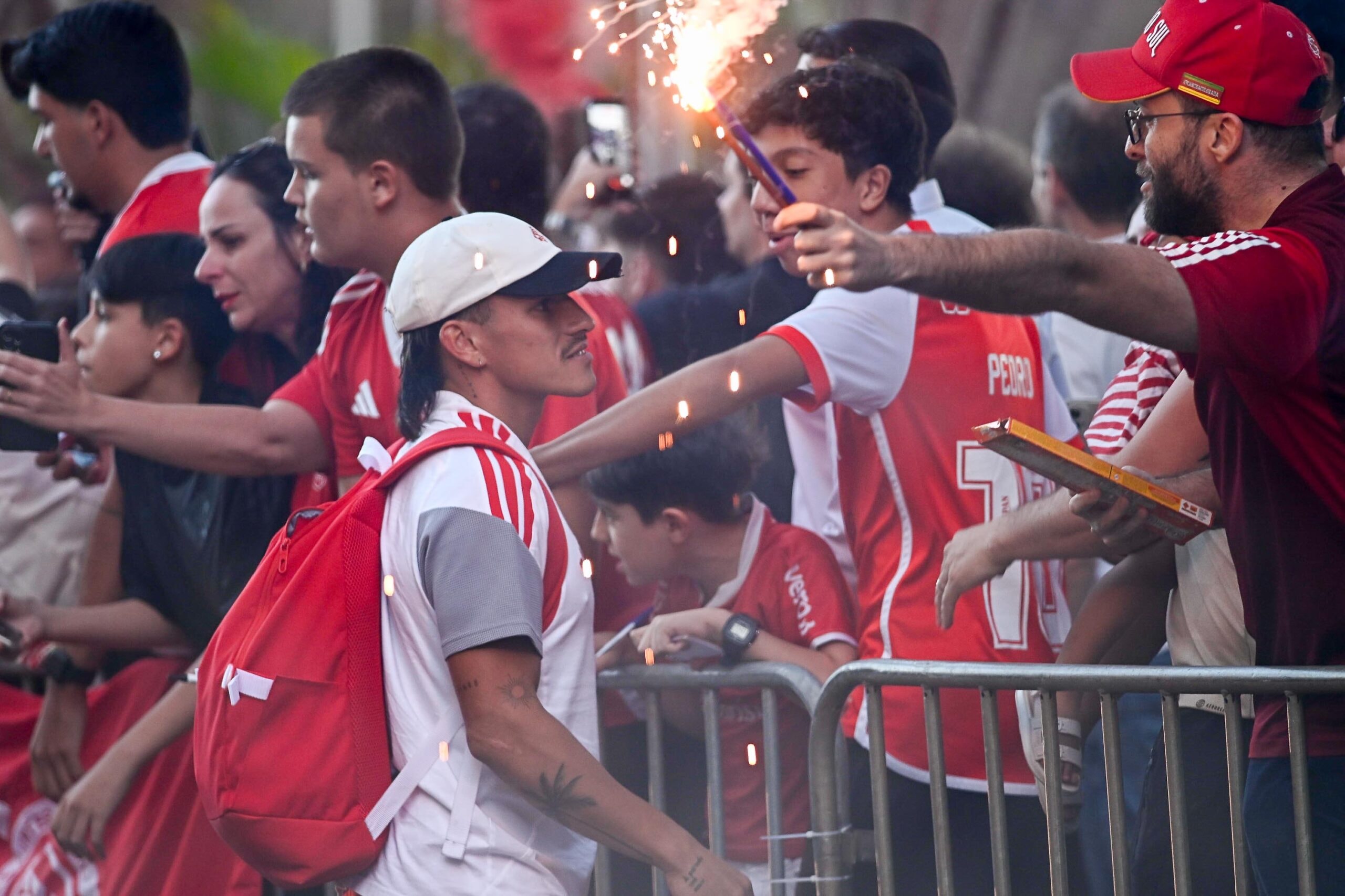 Torcida do Internacional recepciona a equipe com festa em Brasília
