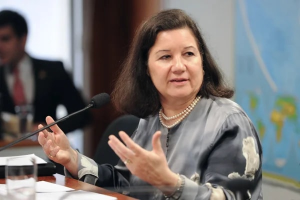 Embaixadora está nos EUA e pode ficar no país após visto cancelado