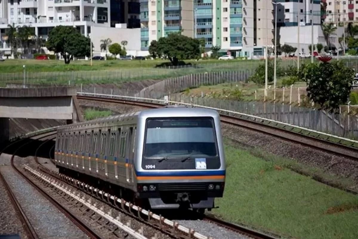 Falha em trem do Metrô-DF deixa estação de Ceilândia centro lotada