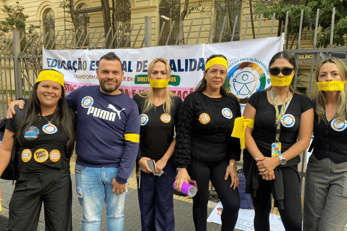 Famílias fazem ato na Seduc contra precarização do ensino inclusivo